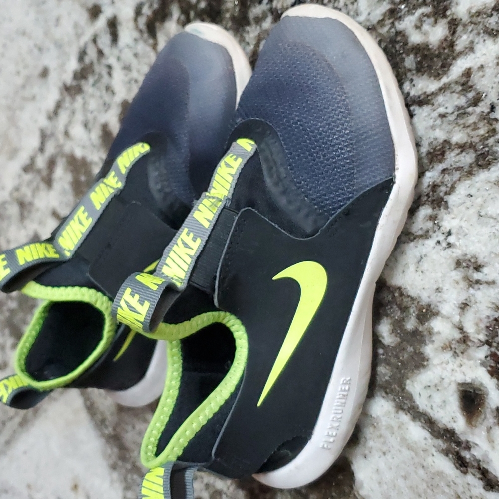 Nike flexrunner sneaker shoe black Lime green size 13c little boys